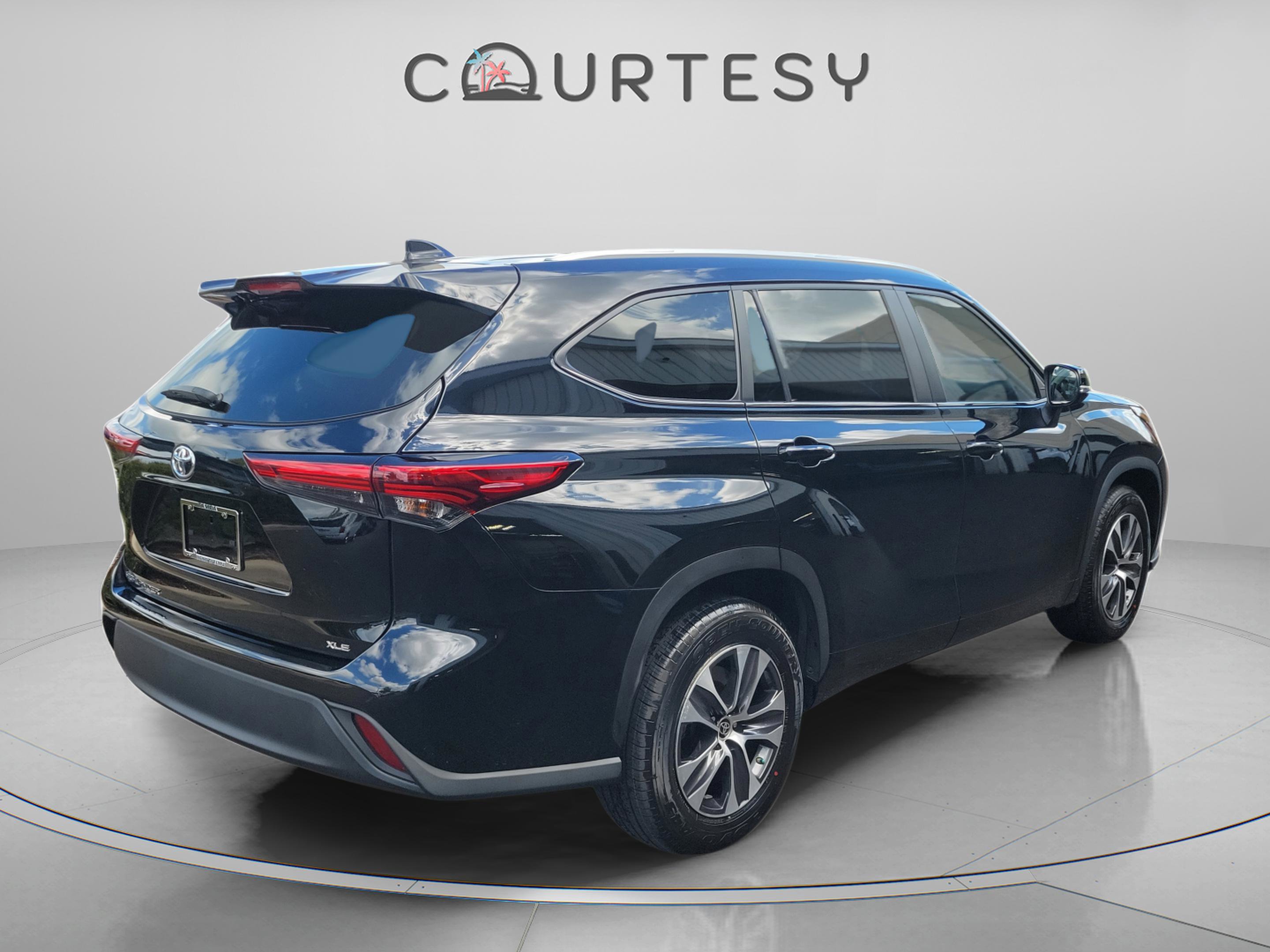 Used 2023 Toyota Highlander XLE image 3