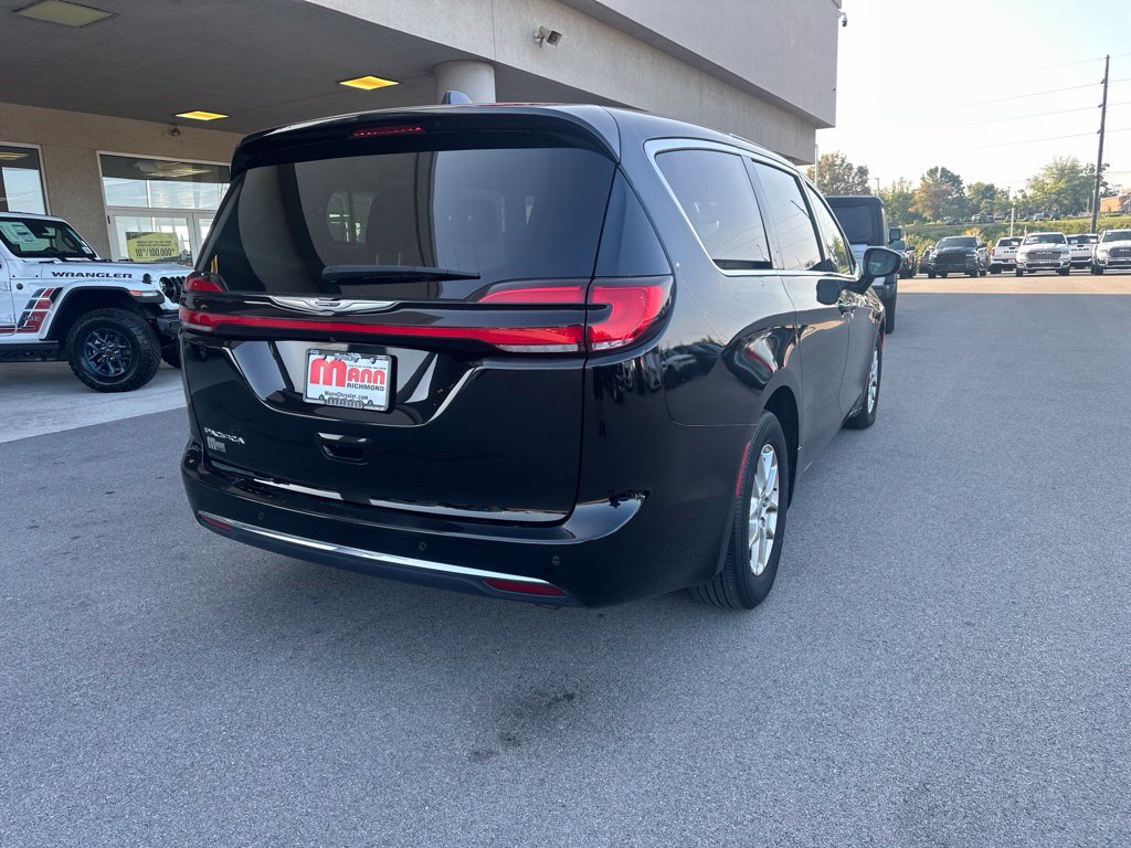 Used 2024 Chrysler Pacifica Touring-L FWD image 5