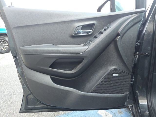 Used 2017 Chevrolet Trax LT w/ Sun & Sound Package image 7