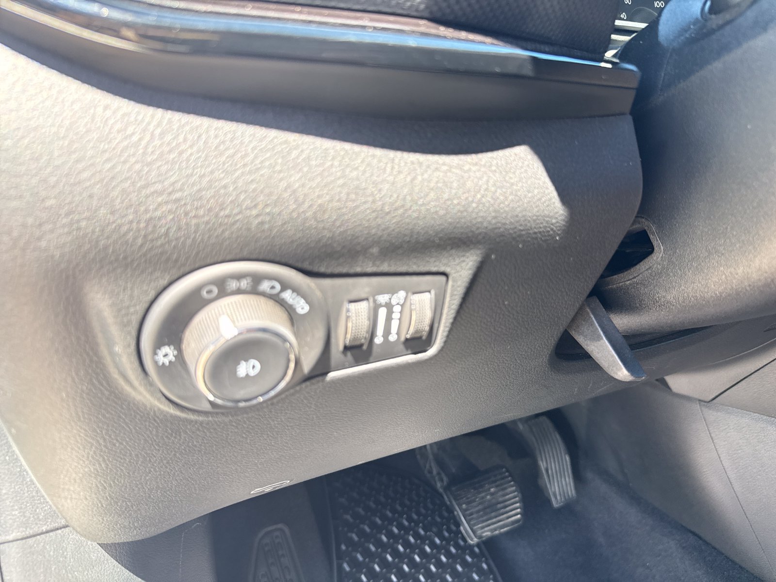 Used 2025 Jeep Compass Latitude w/ Convenience Group AWD/4WD image 32