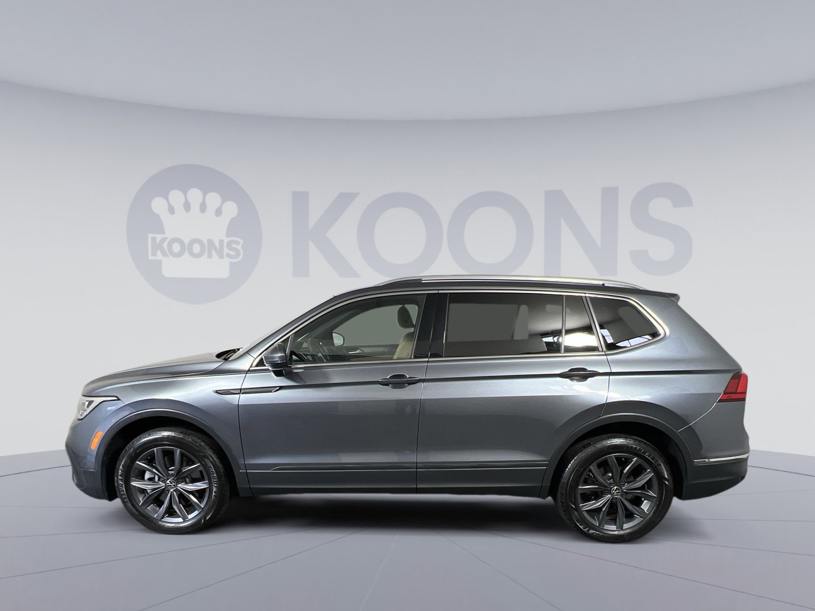 Used 2022 Volkswagen Tiguan SE image 2