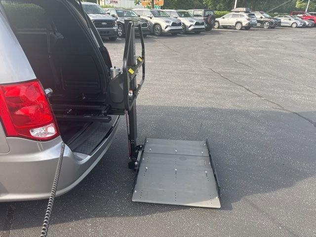 Used 2017 Dodge Grand Caravan SE FWD image 15