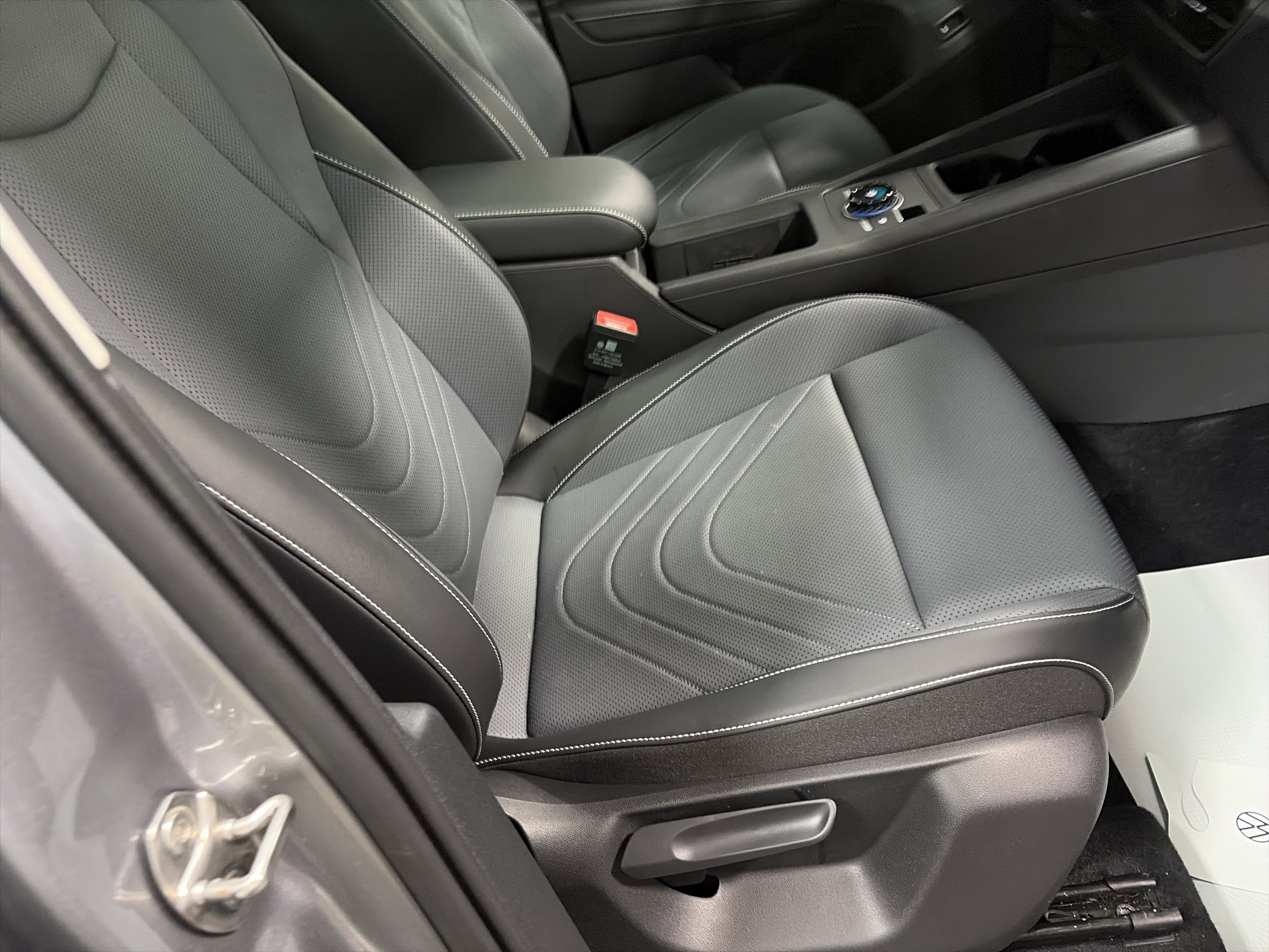 Certified 2025 Volkswagen Tiguan SE image 33