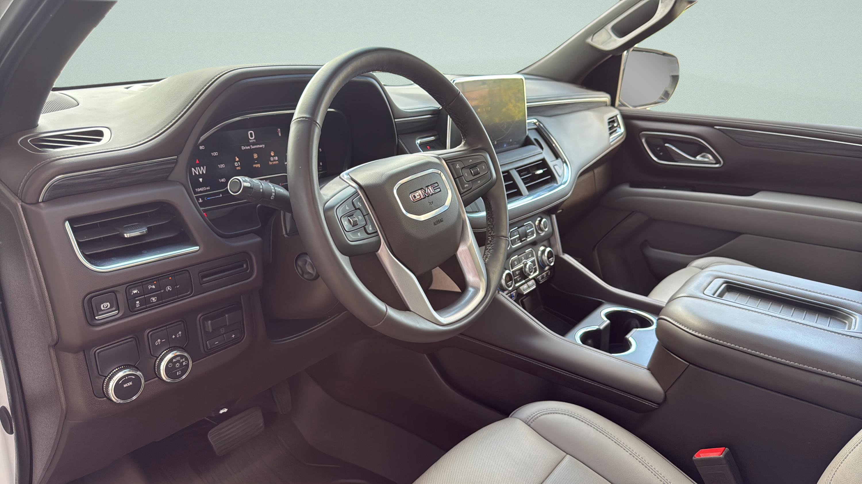 Used 2024 GMC Yukon SLT w/ SLT Premium Package RWD image 16