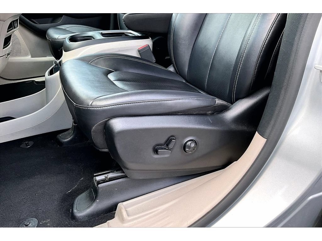 Used 2024 Chrysler Pacifica Touring-L FWD image 25
