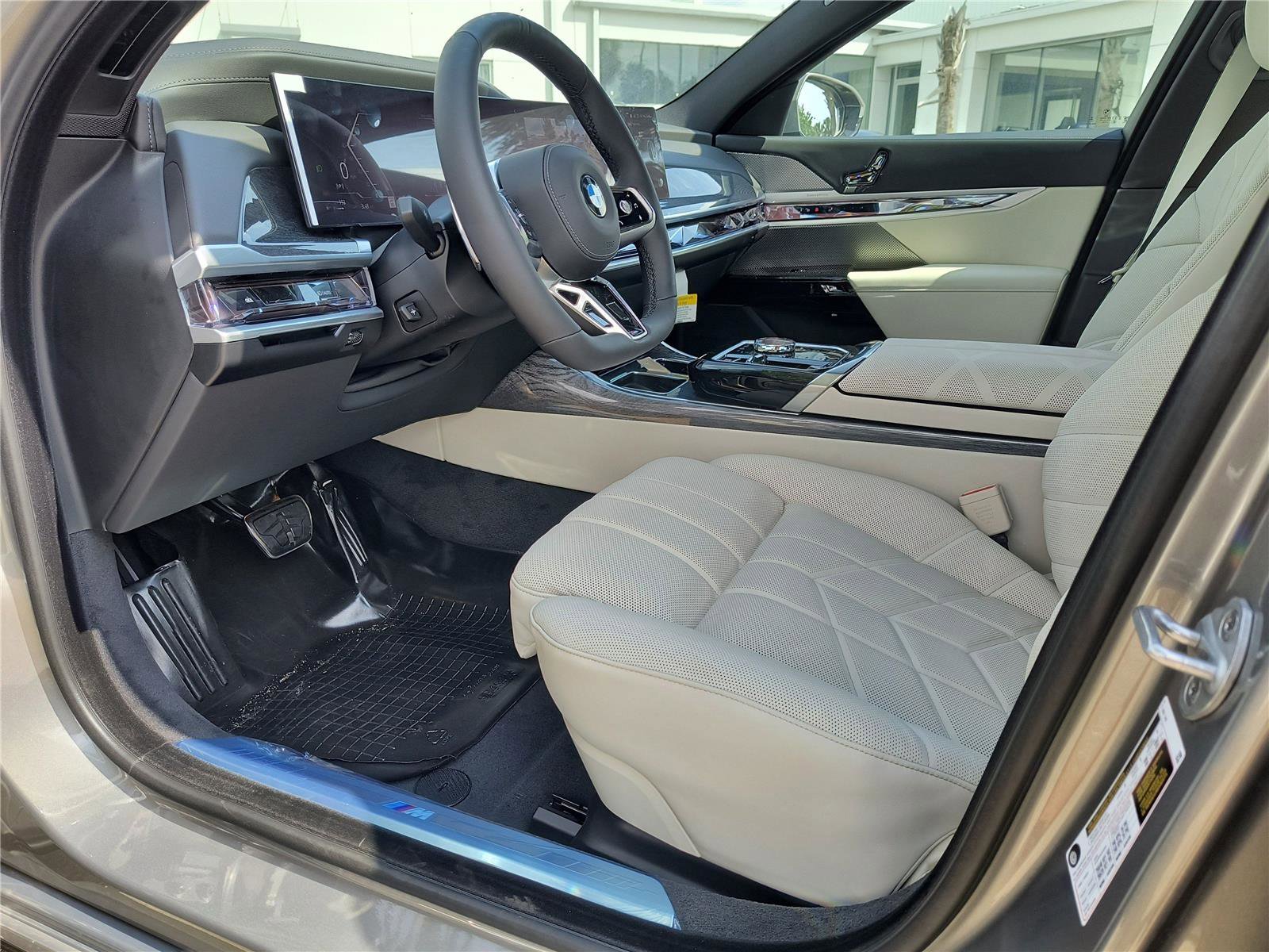 Used 2025 BMW 740i w/ Executive Package image 2