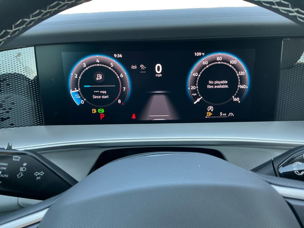 New 2025 Volkswagen Tiguan SE image 17