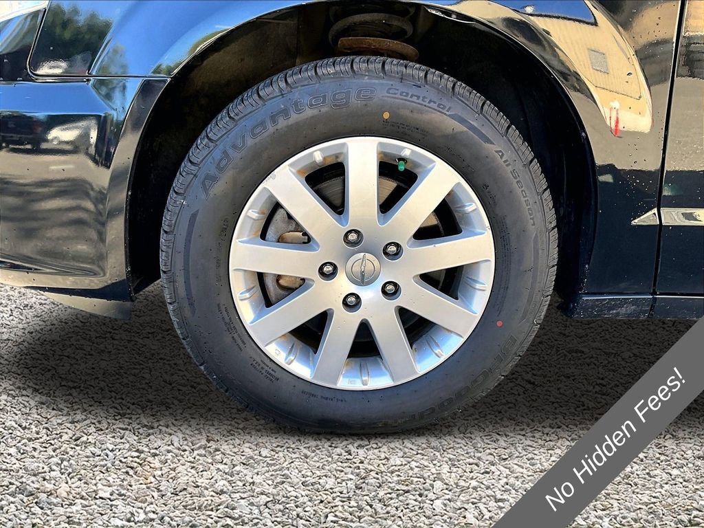 Used 2015 Chrysler Town & Country Touring FWD image 8