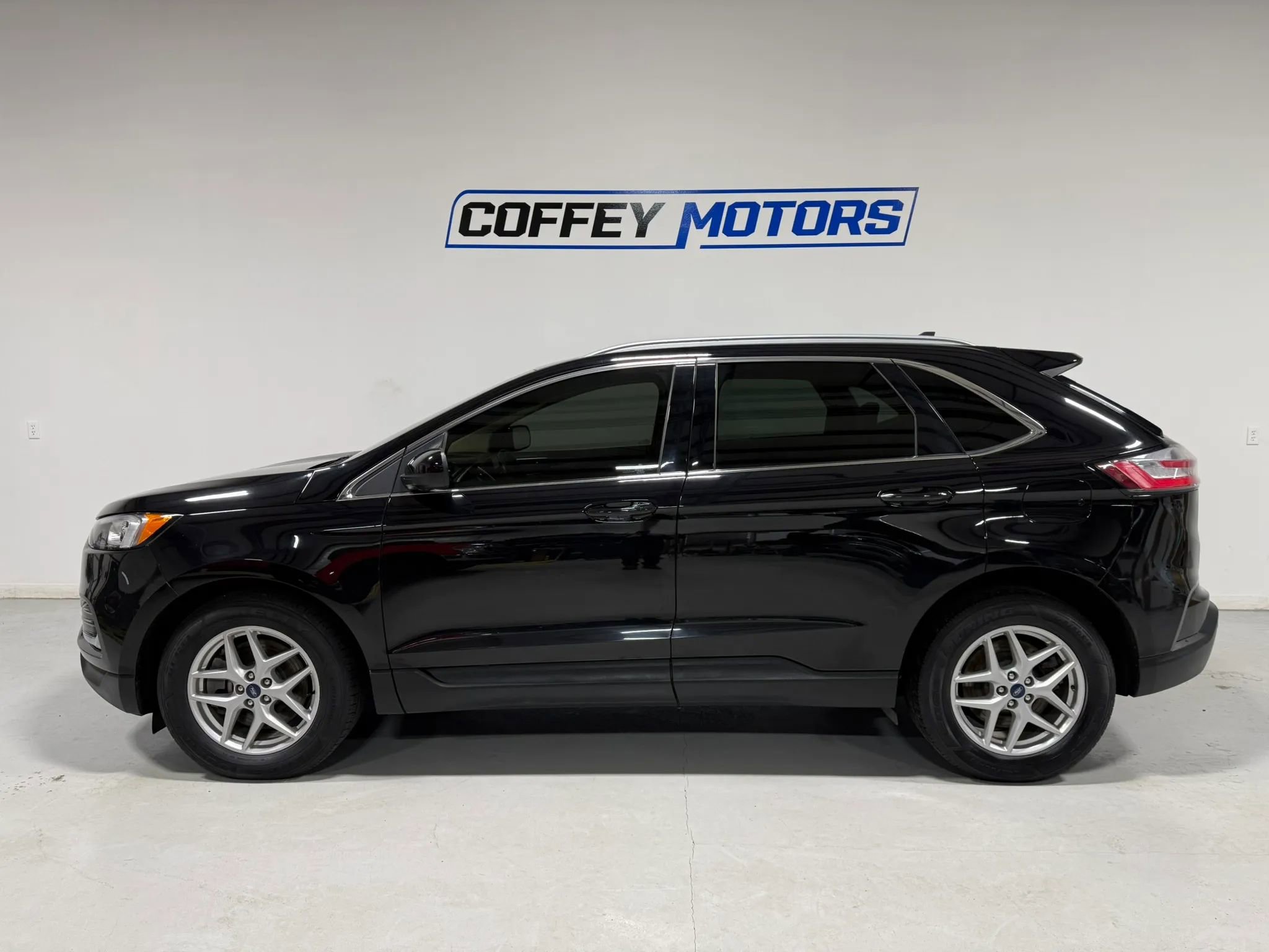 Used 2021 Ford Edge SEL w/ Convenience Package image 3