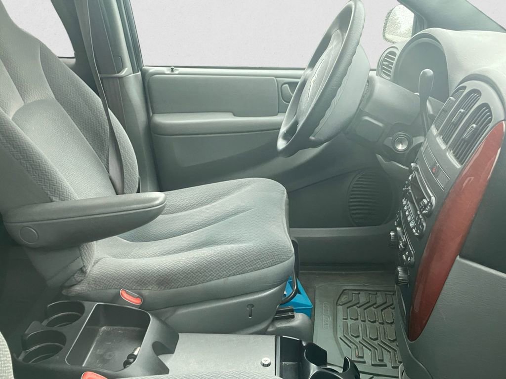 Used 2005 Chrysler Town & Country w/ Popular Equipment Group I FWD image 12