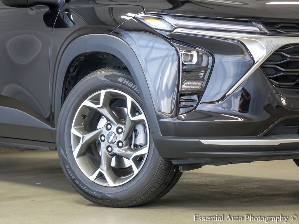 Used 2025 Chevrolet Trax LT w/ Driver Confidence Package FWD image 4