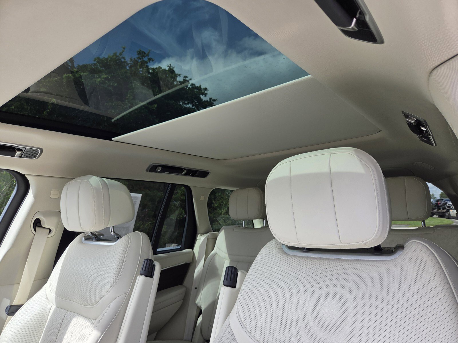 Certified 2023 Land Rover Range Rover SE image 13