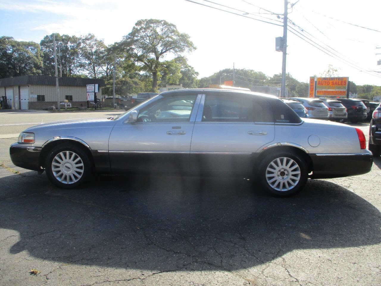 Used 2005 Lincoln Town Car Signature image 4