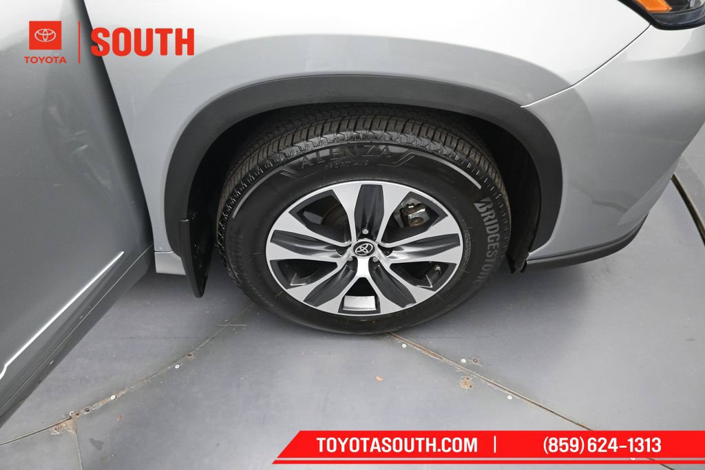 Used 2023 Toyota Highlander XLE AWD/4WD image 37