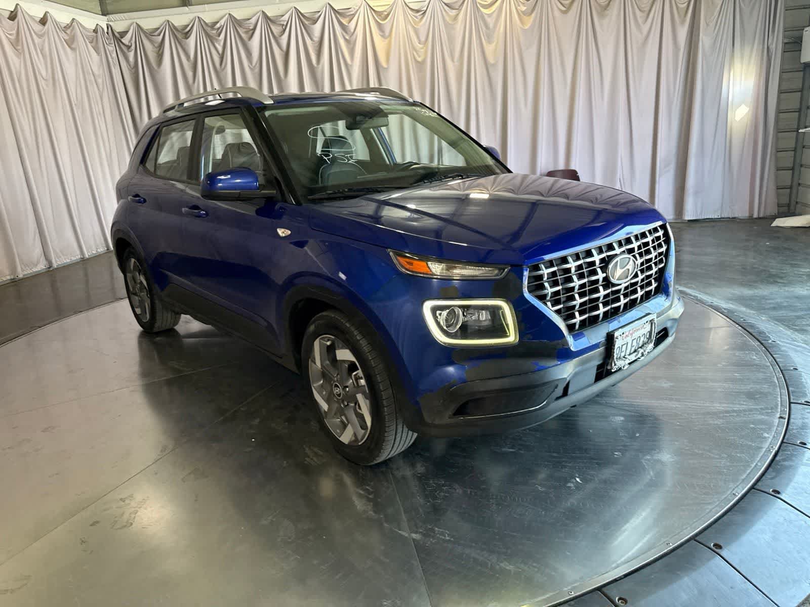 Used 2023 Hyundai Venue Limited FWD image 3