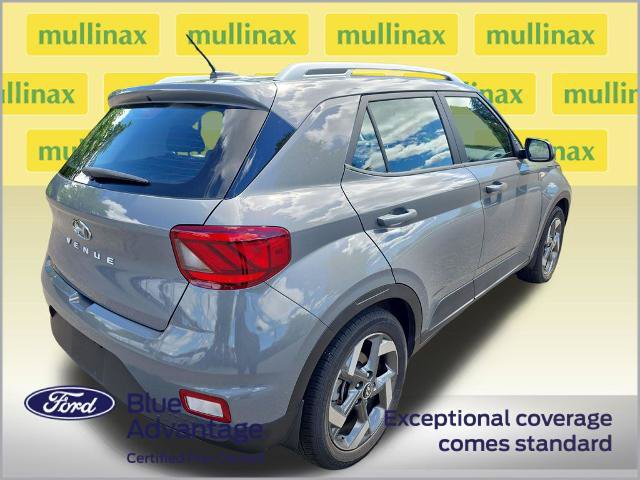 Used 2023 Hyundai Venue SEL FWD image 3