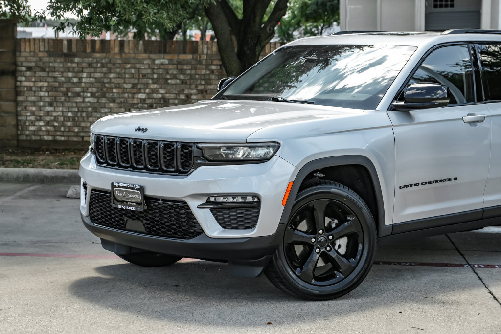 Used 2023 Jeep Grand Cherokee Limited w/ Black Appearance Package AWD/4WD image 12