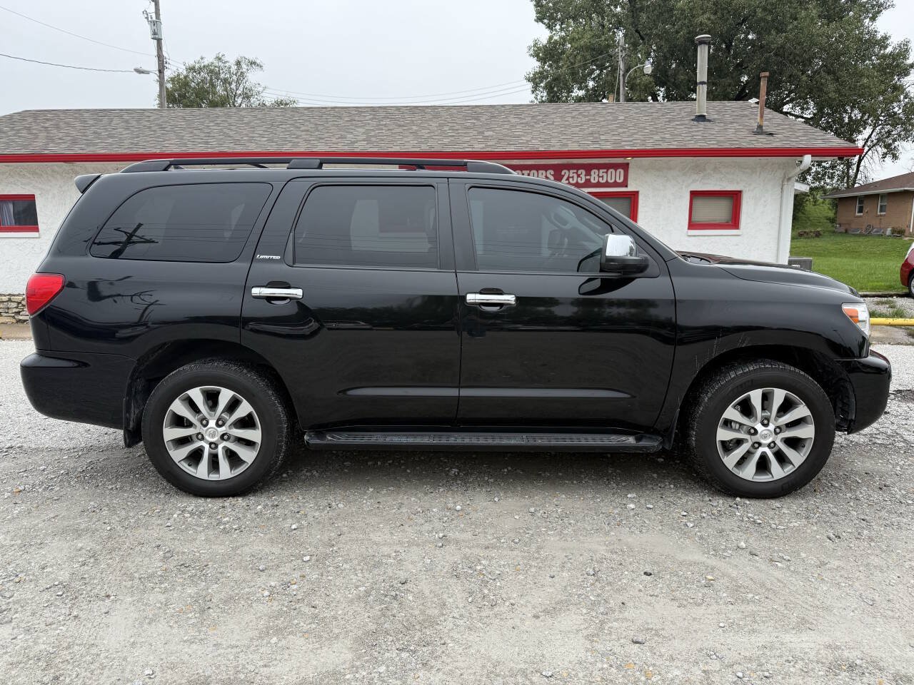 Used 2017 Toyota Sequoia Limited w/ Safety & Convenience Package AWD/4WD image 2