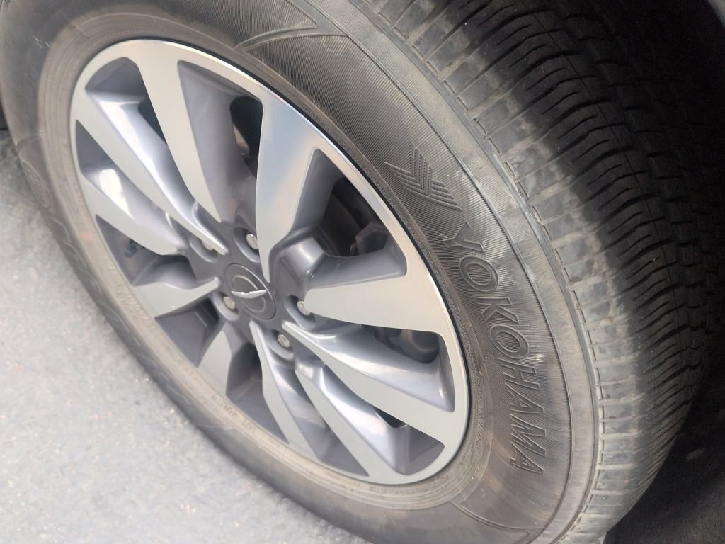 Used 2024 Chrysler Pacifica Select image 4