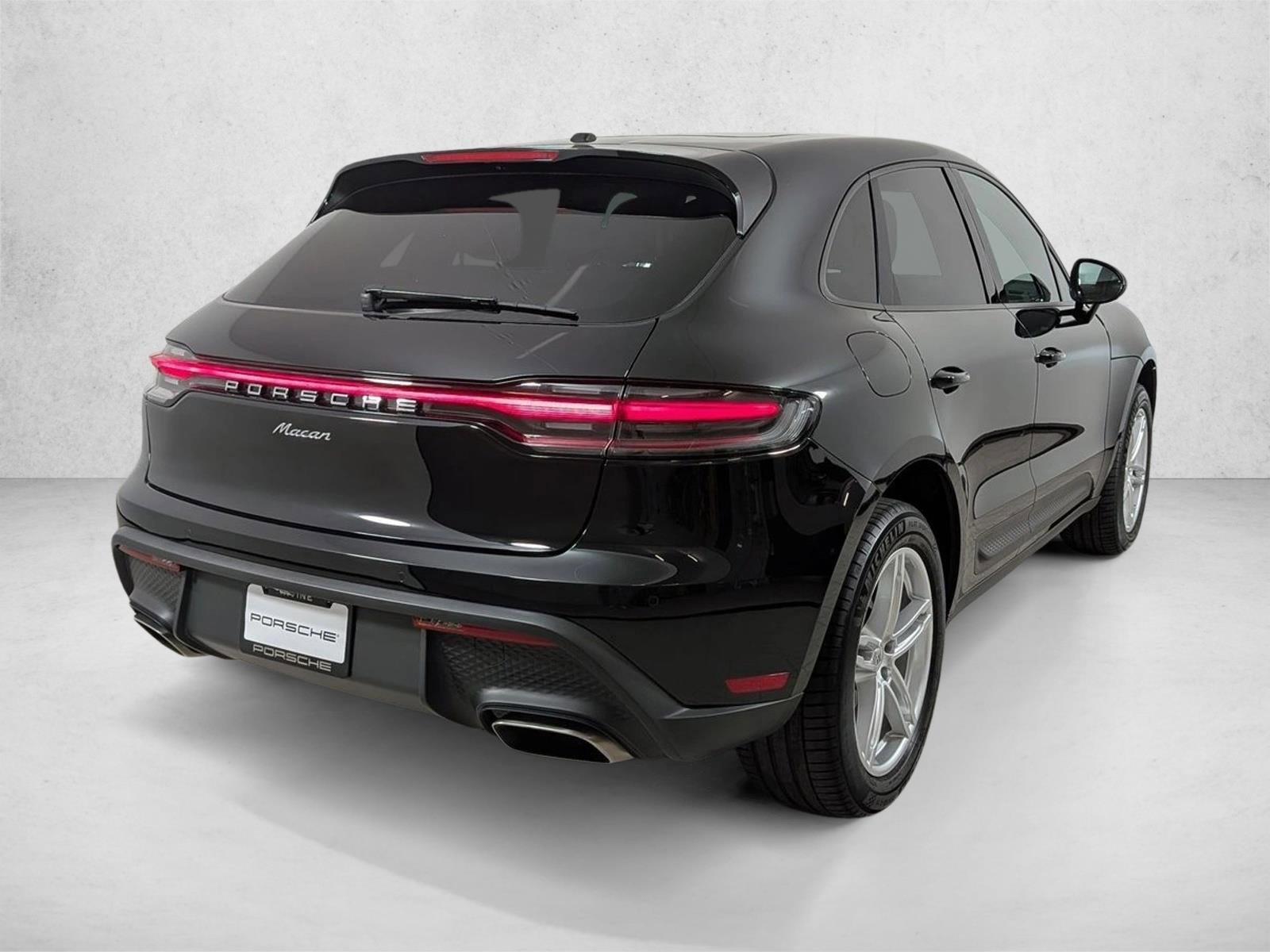 Certified 2025 Porsche Macan AWD/4WD image 9