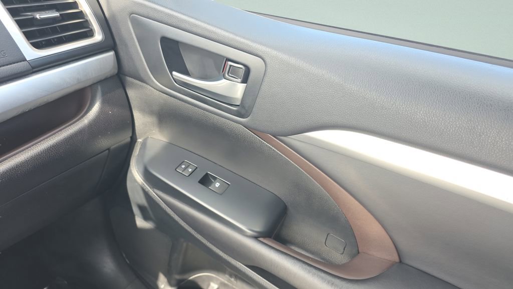 Used 2019 Toyota Highlander XLE AWD/4WD image 13