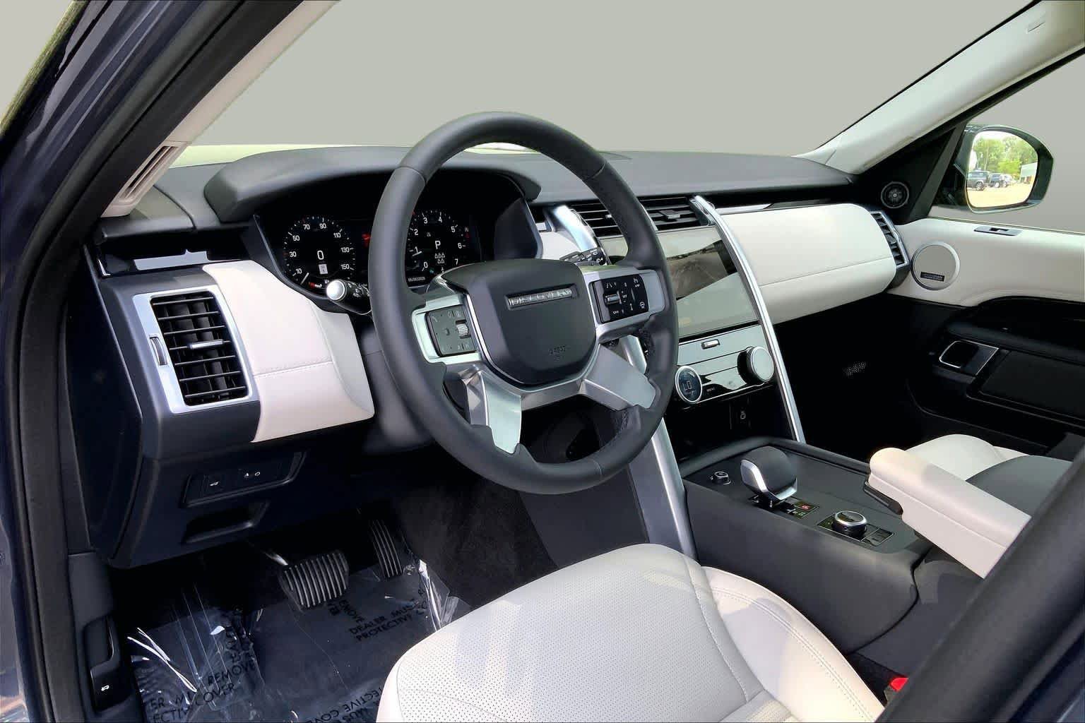 Used 2025 Land Rover Discovery S AWD/4WD image 16