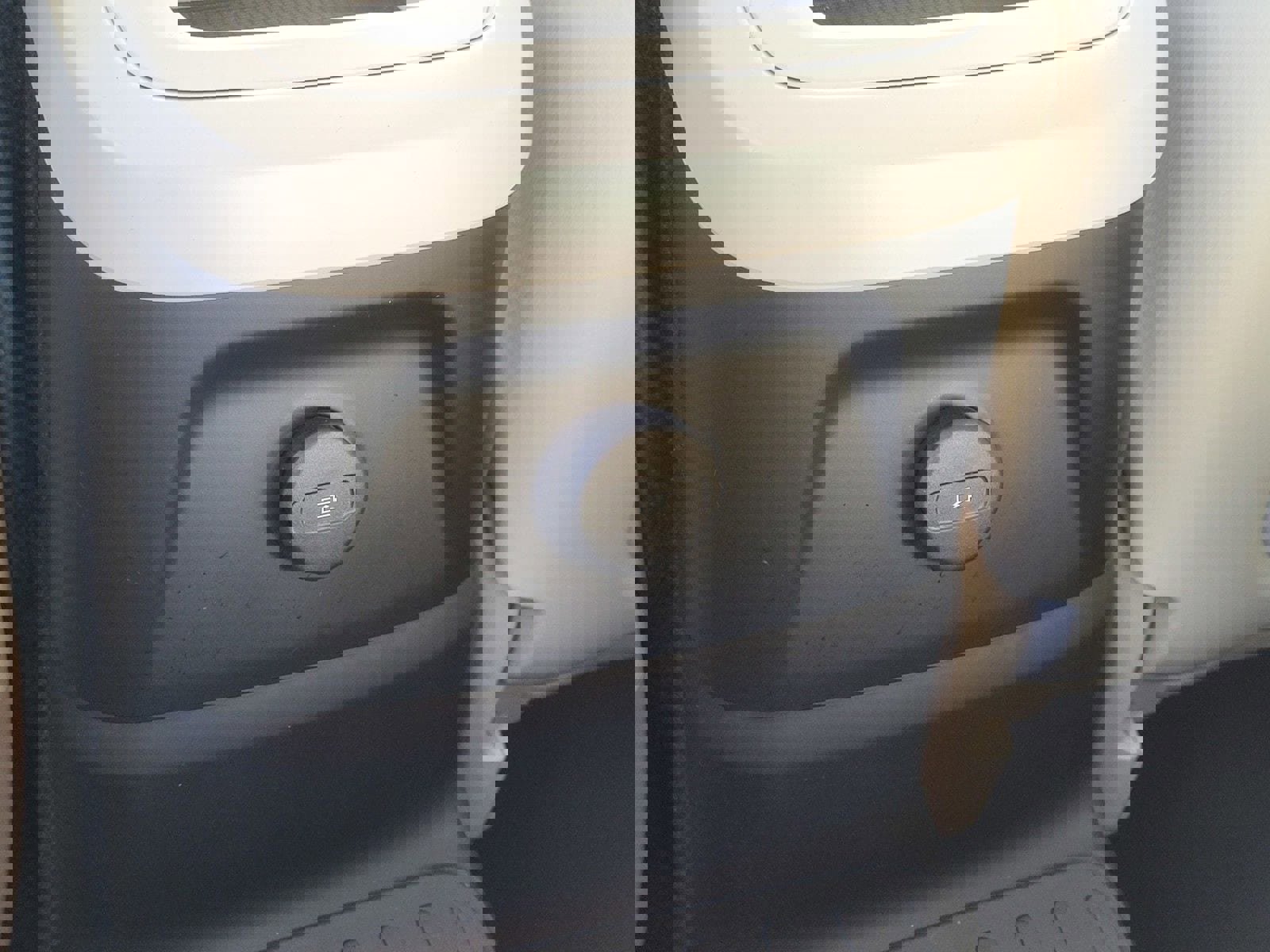 Certified 2024 Volvo XC60 T8 Ultimate w/ Protection Package Premier image 11