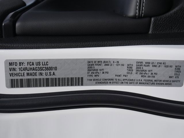 New 2025 Jeep Grand Cherokee Altitude image 28