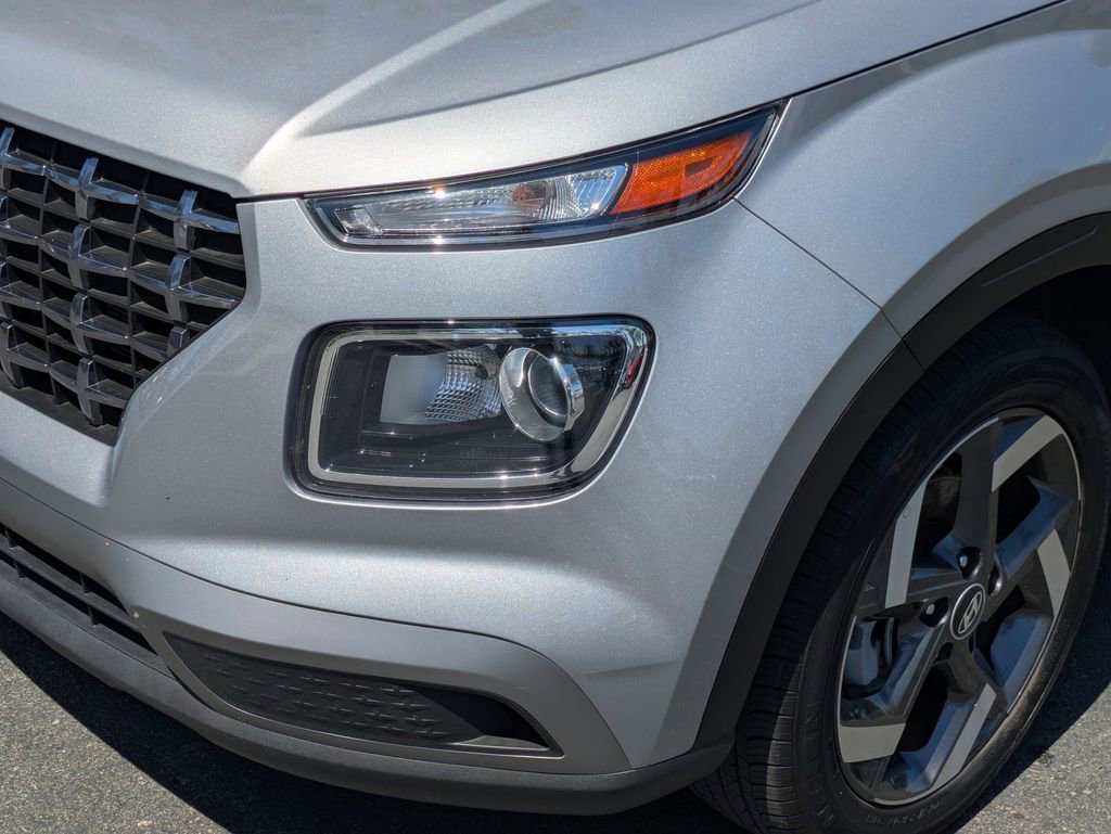 Used 2025 Hyundai Venue SEL FWD image 11