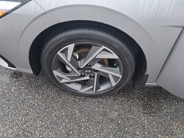 Used 2025 Hyundai Elantra Limited image 32