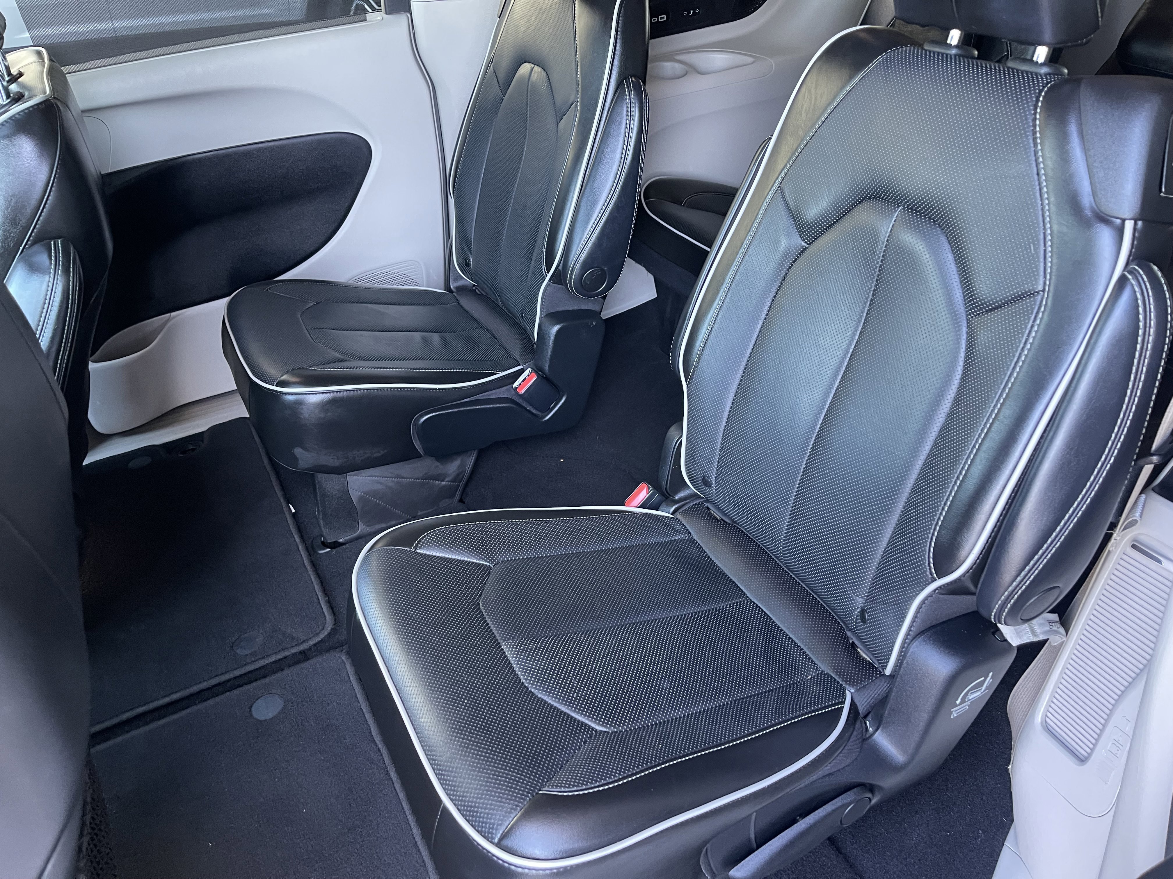 Used 2022 Chrysler Pacifica Limited FWD image 17