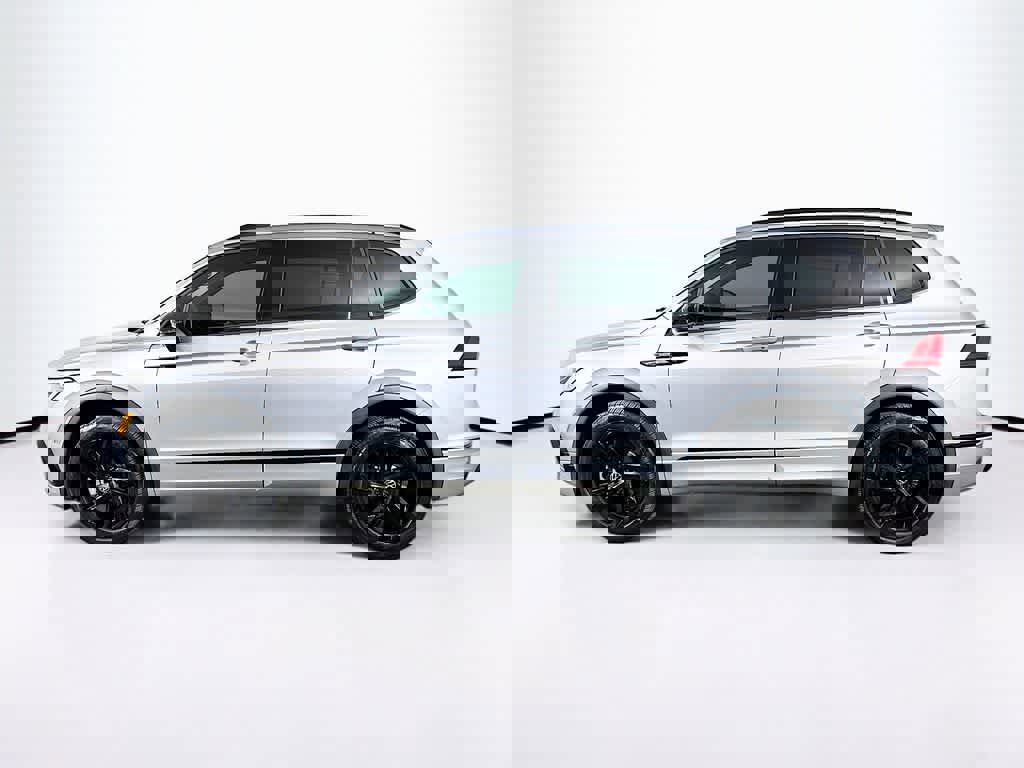 Used 2023 Volkswagen Tiguan SE R-Line image 4