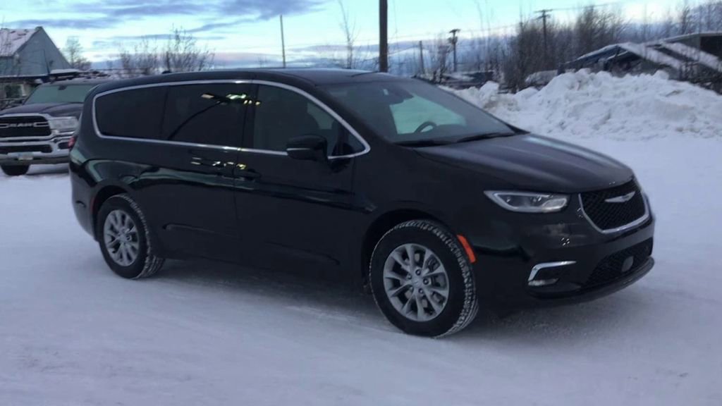 New 2026 Chrysler Pacifica Select image 2