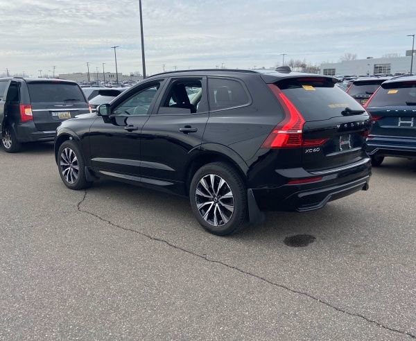 Used 2023 Volvo XC60 B5 Plus w/ Climate Package AWD/4WD image 4