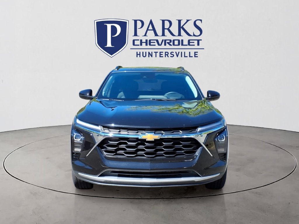 Used 2025 Chevrolet Trax LT w/ LT Convenience Package FWD image 2