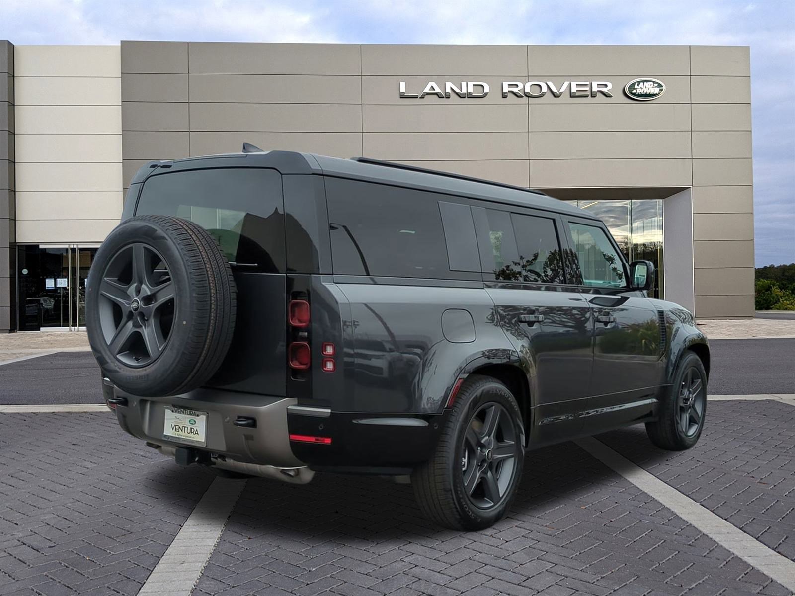 New 2025 Land Rover Defender 130 X-Dynamic SE image 5