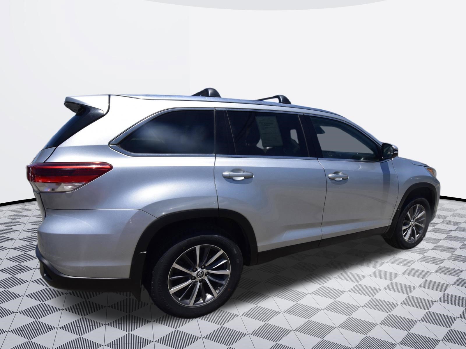 Used 2019 Toyota Highlander XLE FWD image 4