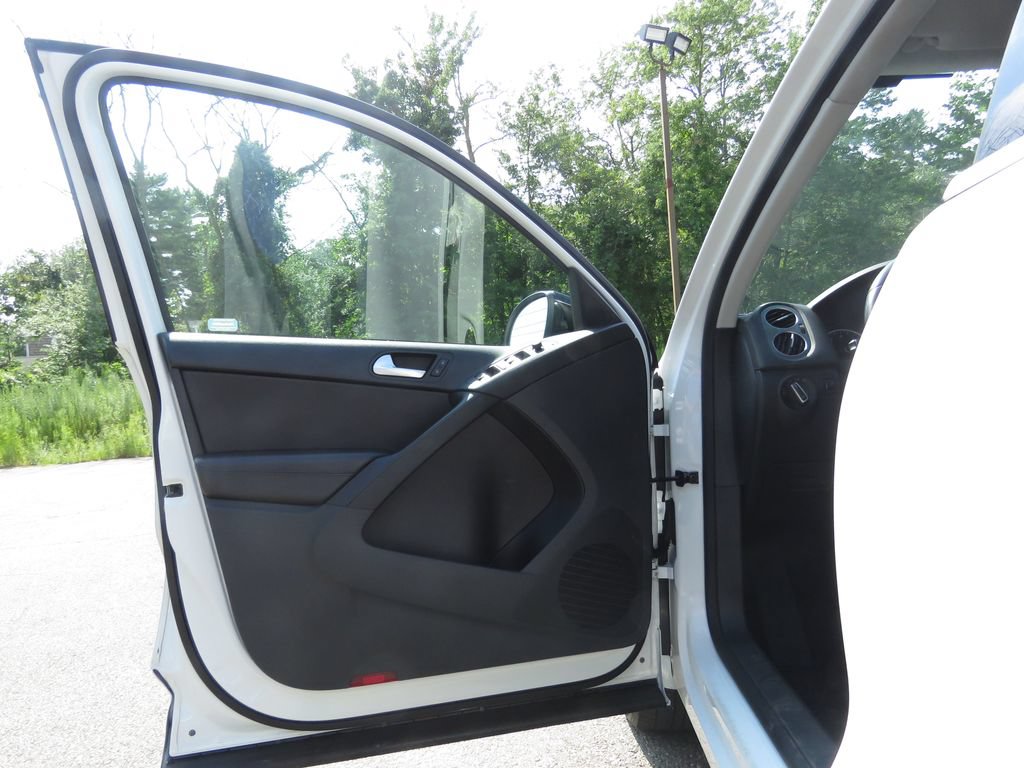 Used 2017 Volkswagen Tiguan Sport AWD/4WD image 9