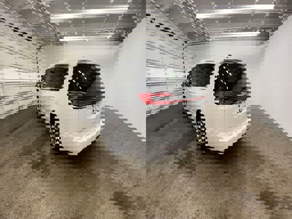 Used 2024 Chrysler Pacifica Touring-L image 4