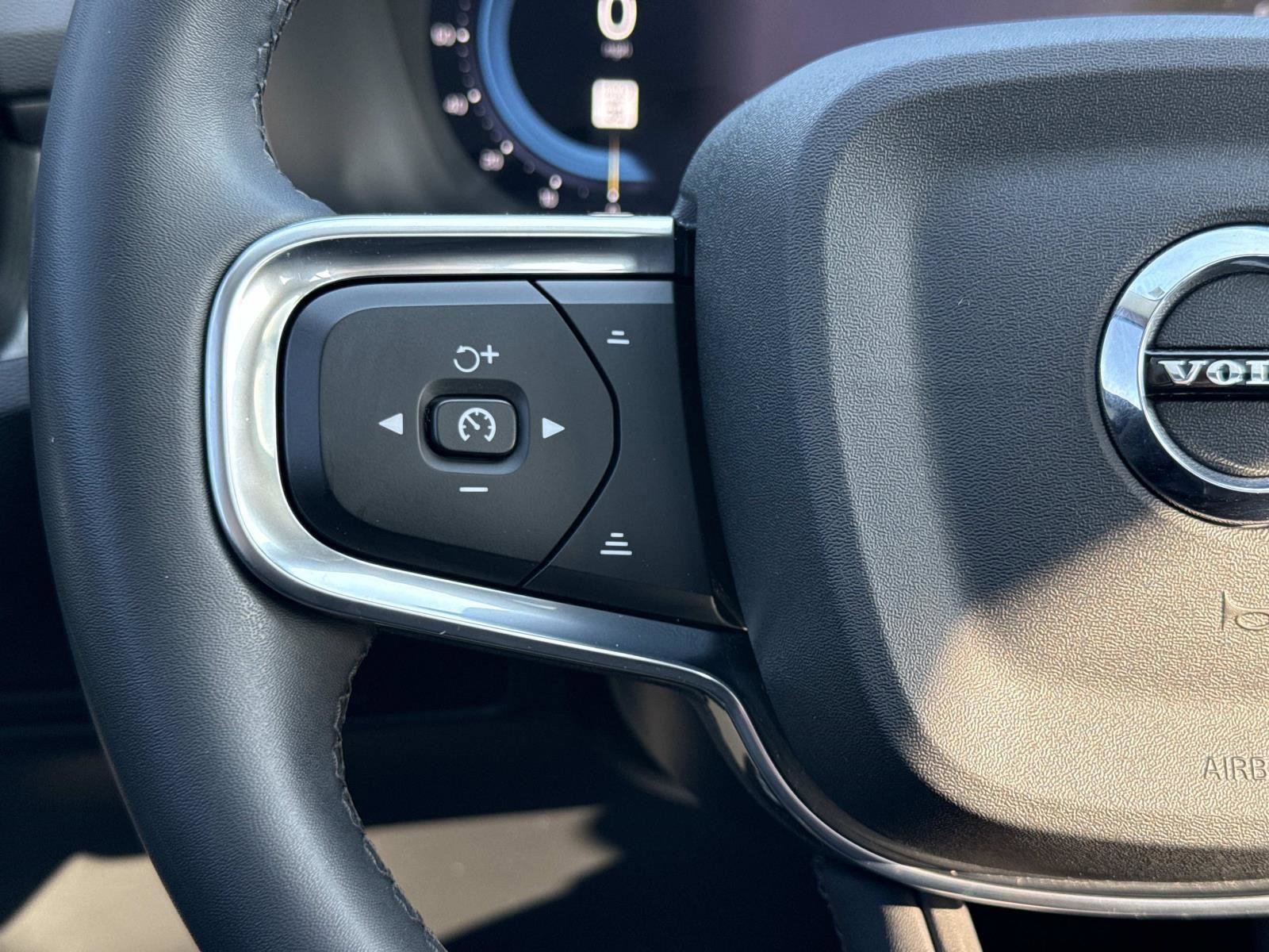 Used 2024 Volvo XC40 B5 Plus image 9