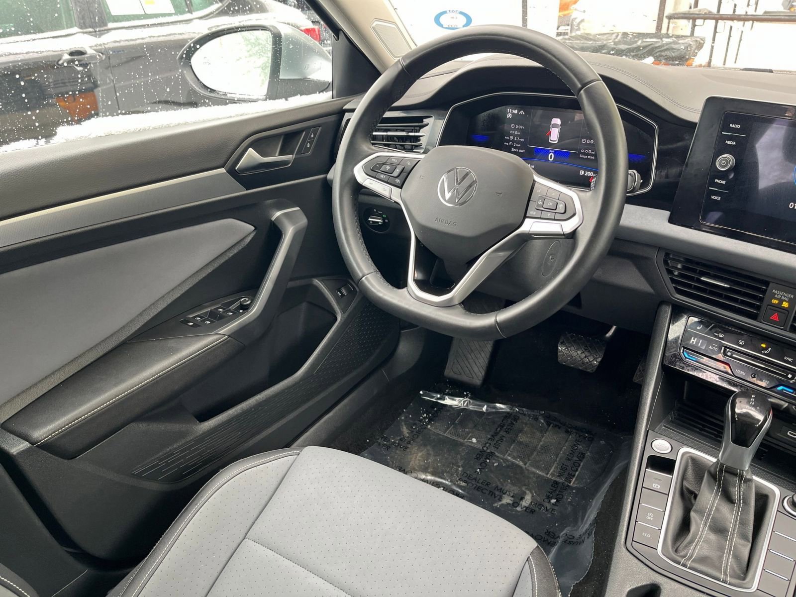 Used 2025 Volkswagen Jetta SE image 31