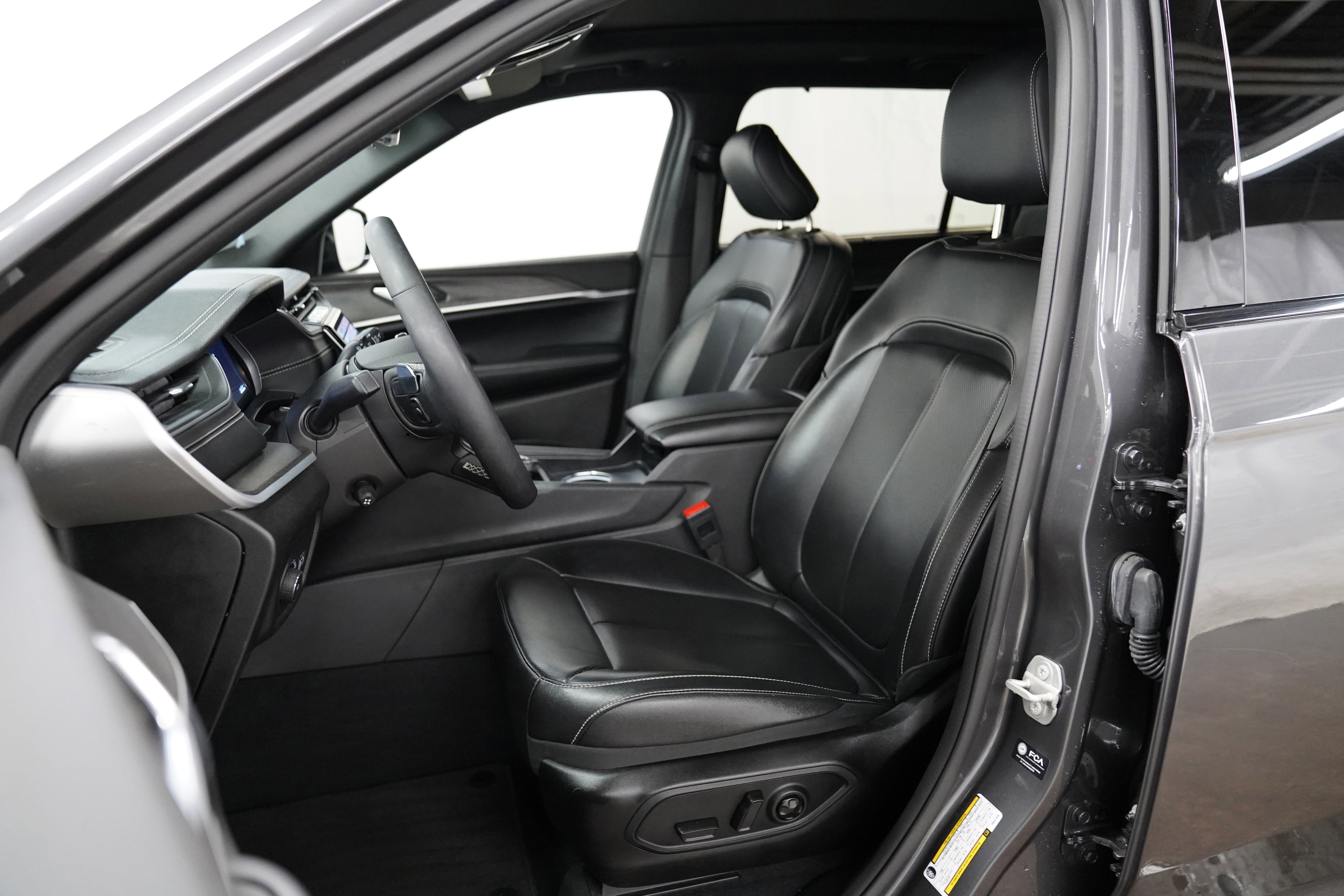 Certified 2024 Jeep Grand Cherokee L Limited w/ Luxury Tech Group II image 4