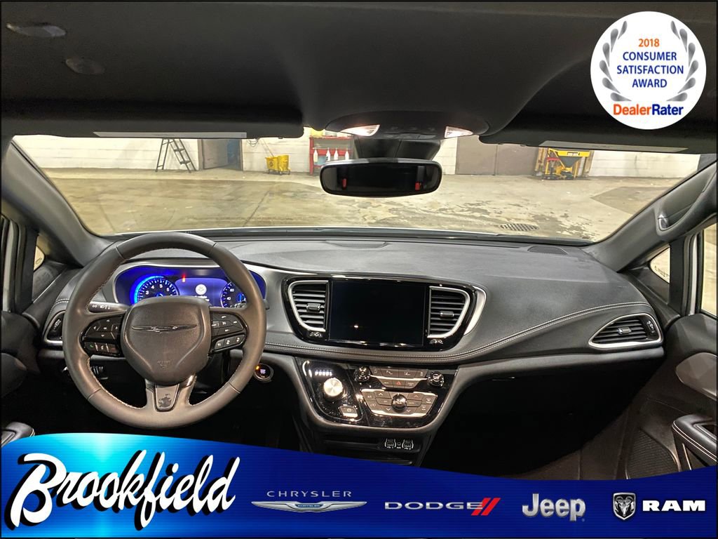 Used 2023 Chrysler Pacifica Touring image 12