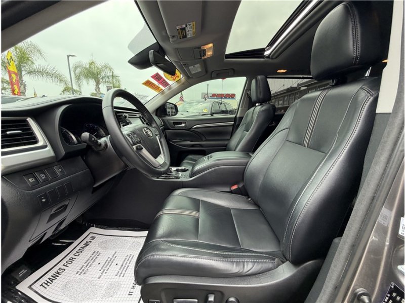 Used 2017 Toyota Highlander SE FWD image 18