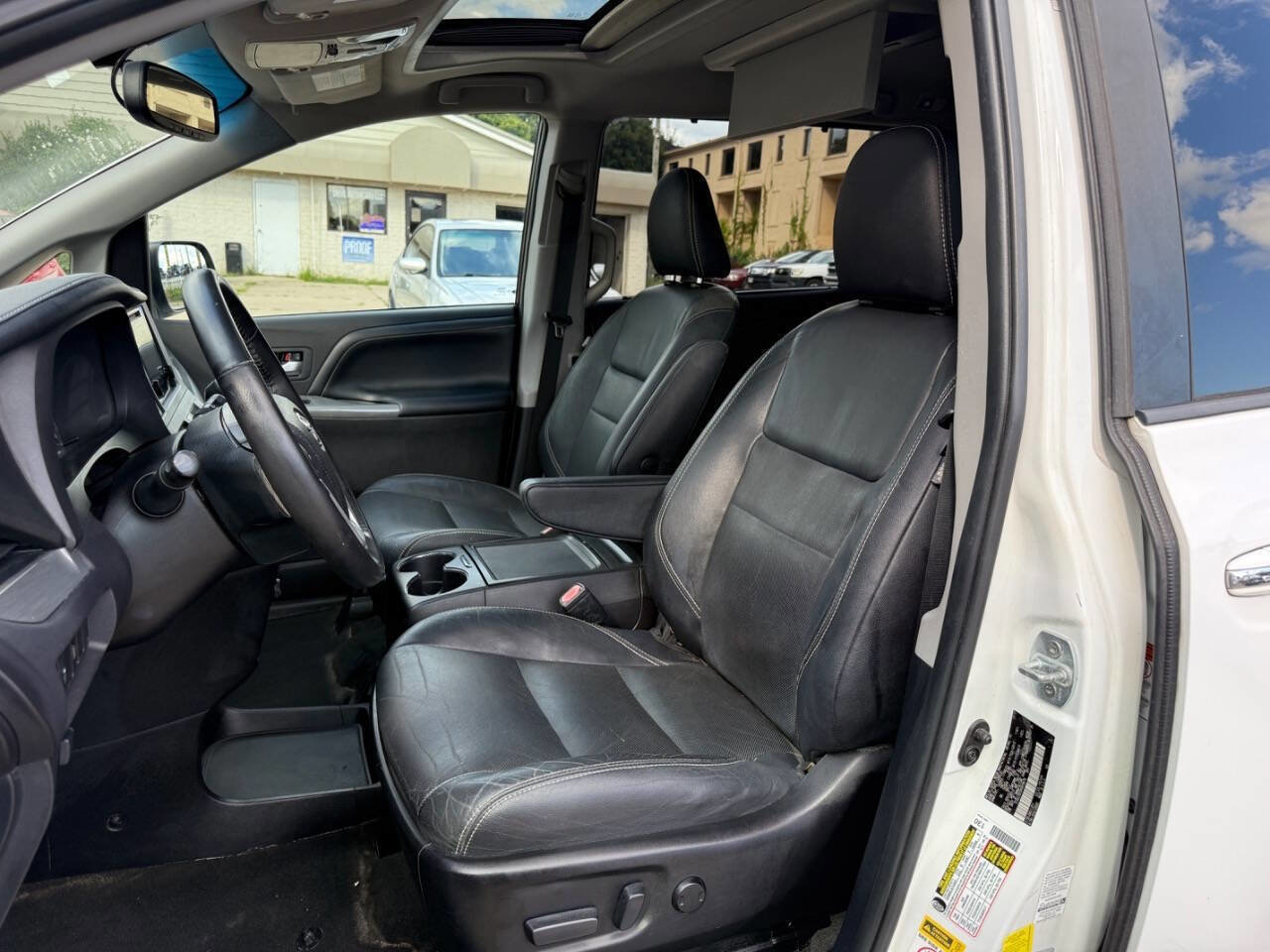 Used 2017 Toyota Sienna SE Premium image 8