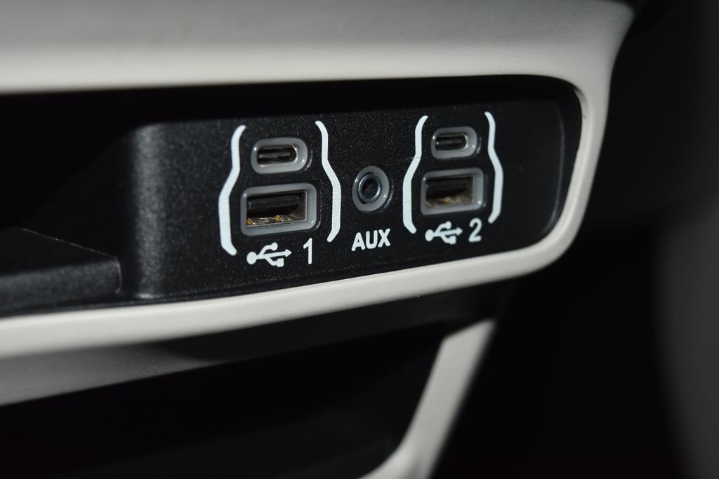 Used 2023 Chrysler Voyager LX FWD image 14