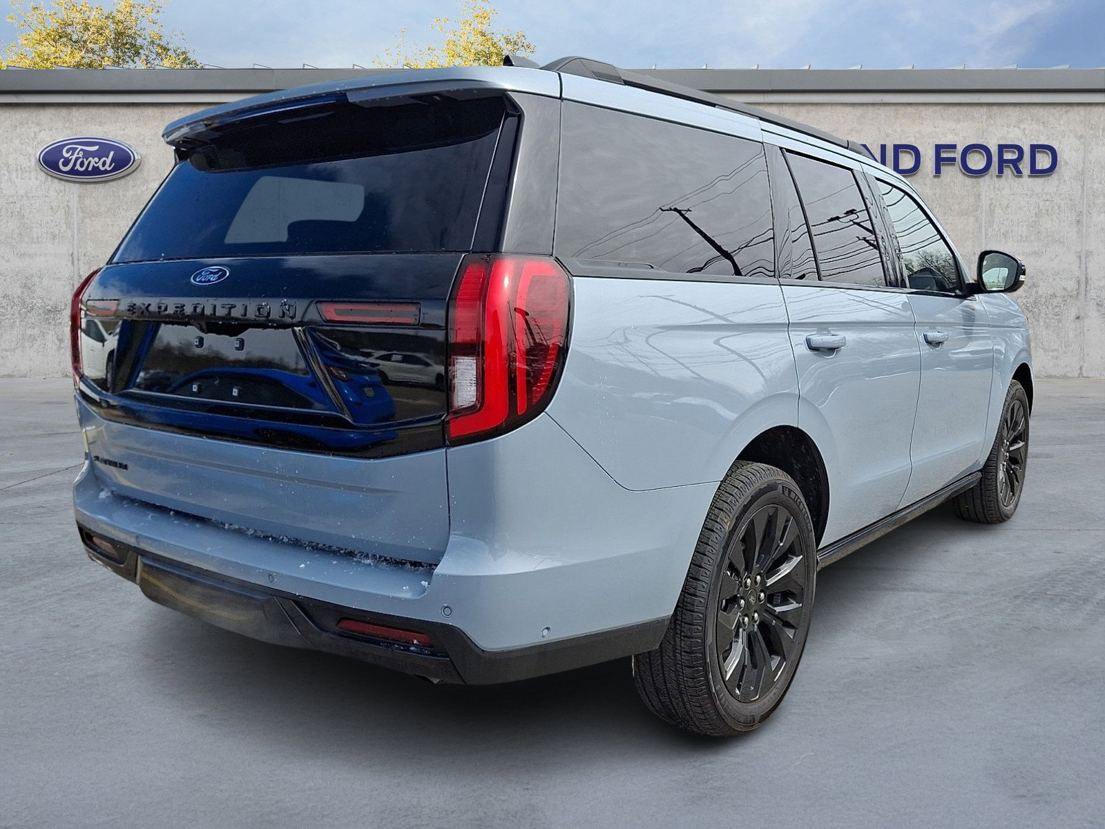 Used 2025 Ford Expedition Platinum w/ Stealth Appearance Package image 6