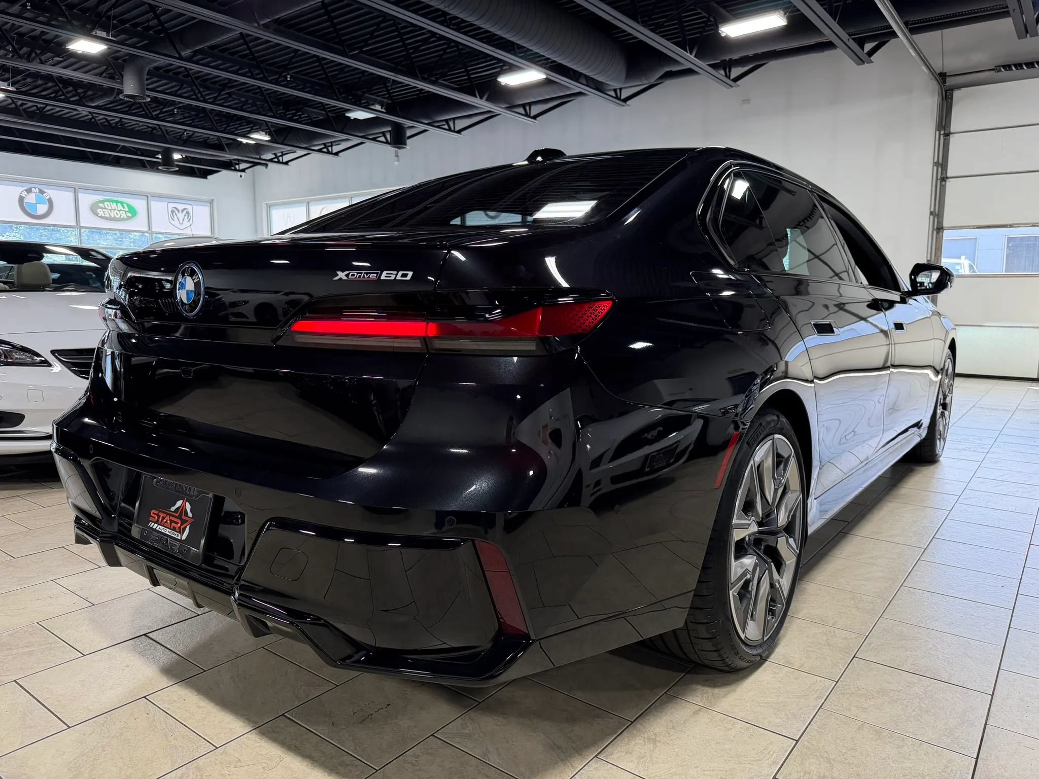 Used 2024 BMW i7 xDrive60 AWD/4WD image 4