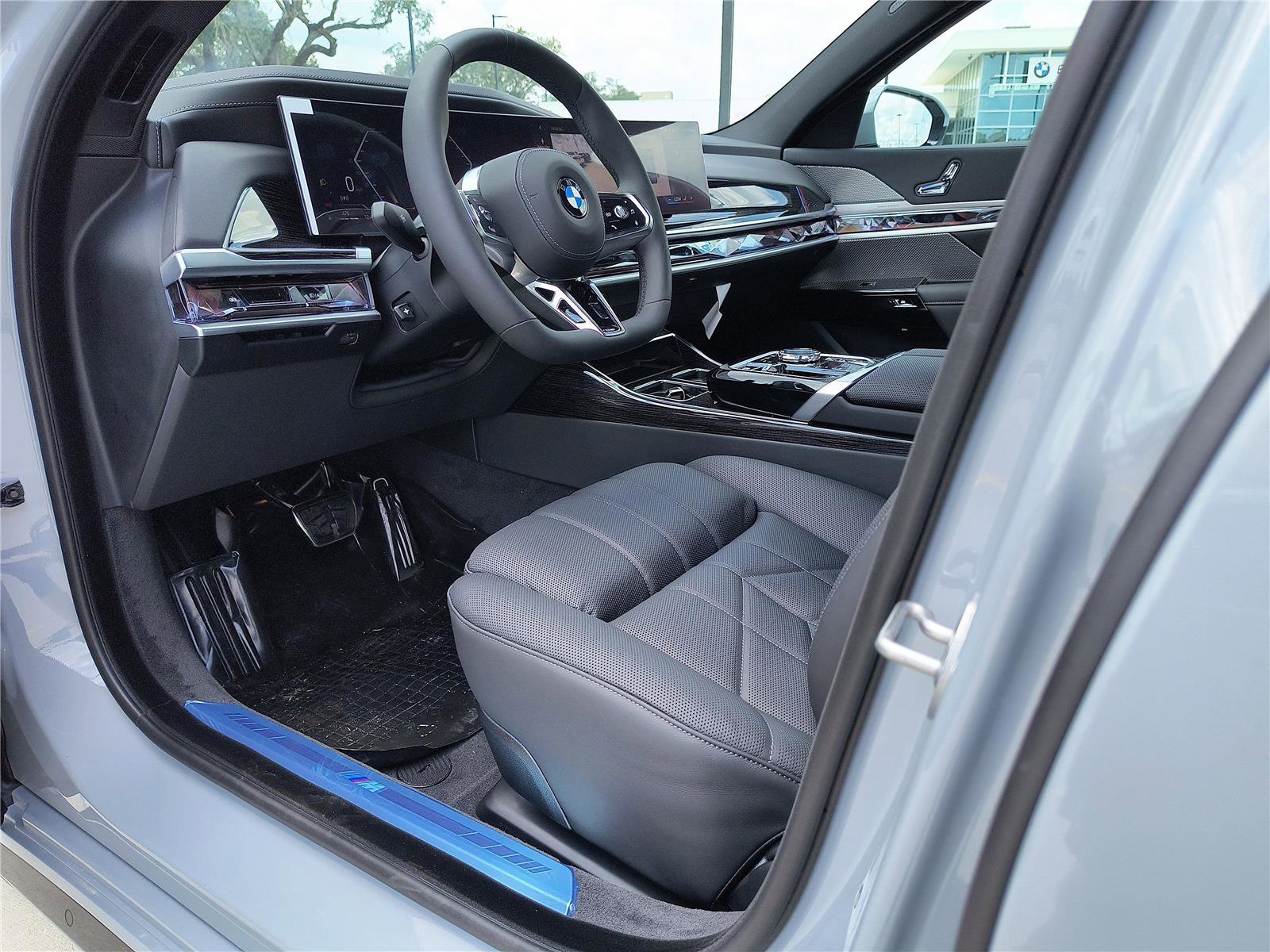 Used 2025 BMW 740i w/ Executive Package image 2