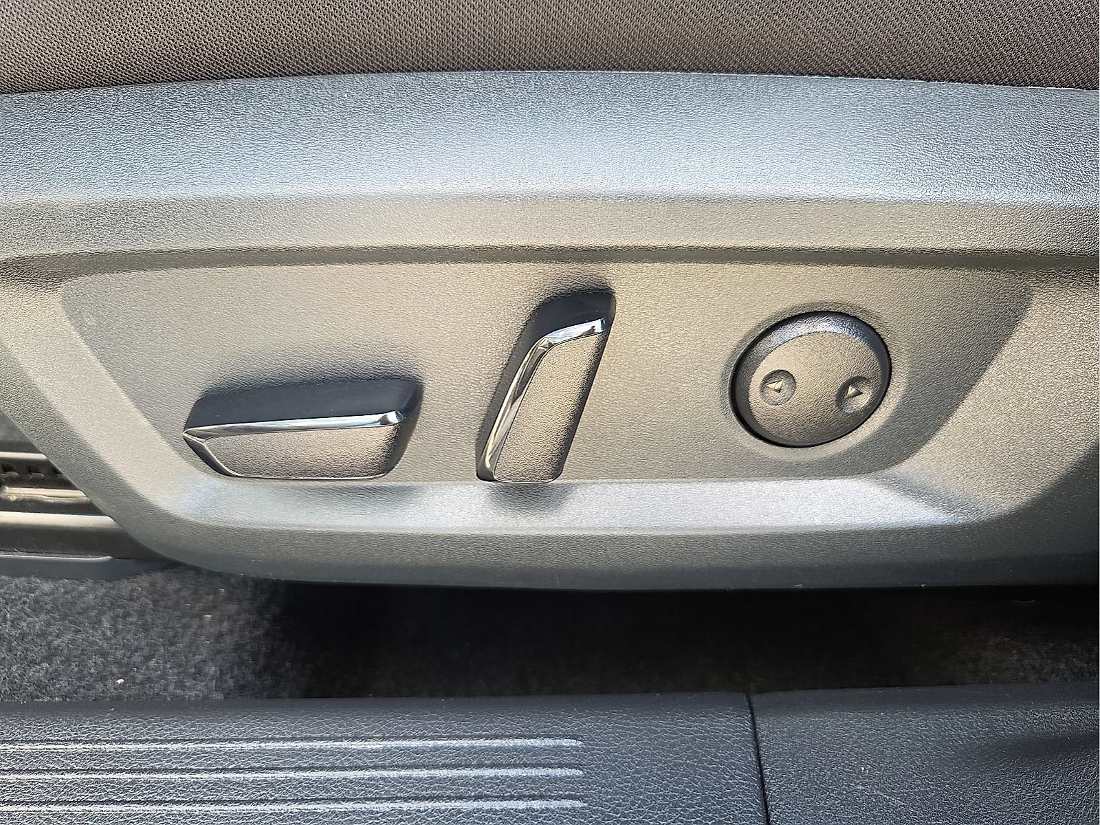 Used 2025 Nissan Rogue SV FWD image 15
